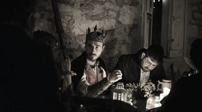 fotografia de un hombre vestido de rey en un team building medieval de skillmersion con edubaa