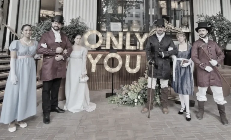 fotografia de equipo de team building estilo años 20 de edubaa con skillmersion