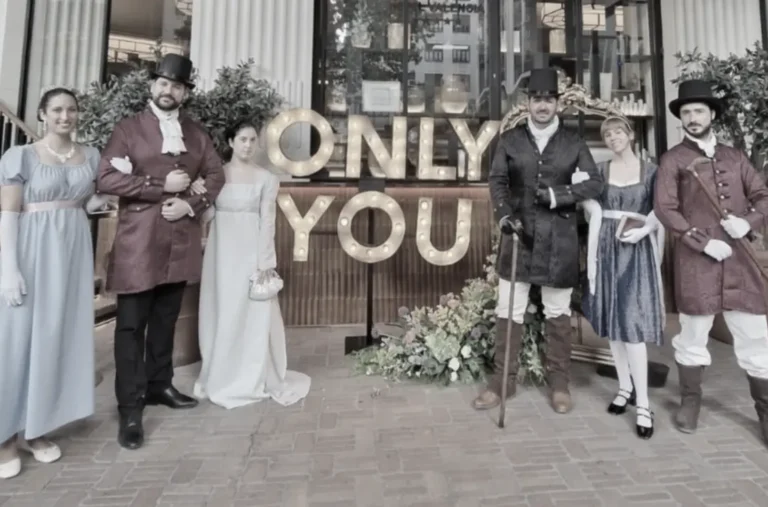 fotografia de equipo de team building estilo años 20 de edubaa con skillmersion