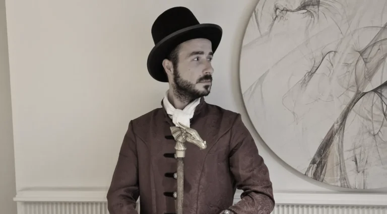 foto de un hombre vestido de los años 20 durante un team building de skillmerison de edubaa