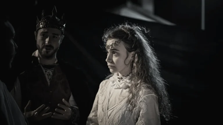 fotografia de una mujer disfrazada en un team building medieval de skillmersion con edubaa