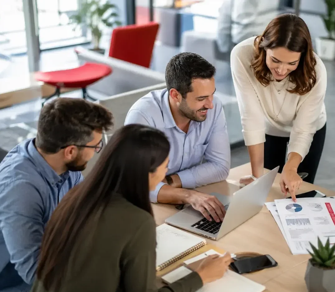 Equipo profesional colaborando en una oficina durante una formación de trabajo en equipo para empresas