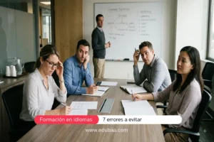 Grupo de profesionales en una sala de reuniones corporativa con gestos sutiles de confusión y desinterés mientras un instructor explica una lección de inglés en una pizarra.